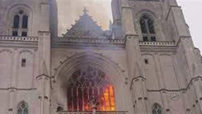 فرنسا تفتح تحقيقاً في حريق كاتدرائية نانت.. وماكرون يشيد برجال الإطفاء