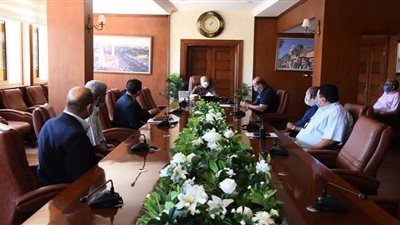 محافظ بورسعيد يلتقي مسئولي شركات السفر  بين المحافظات | صور