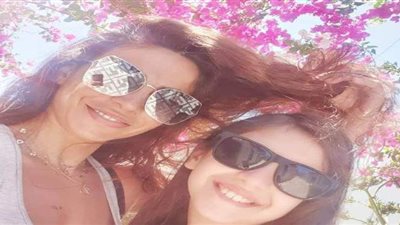 دوللي شاهين مع ابنتها نور في أحدث ظهور