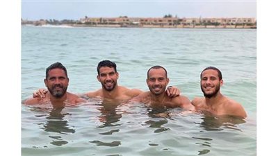 أمير كرارة ينشر صورة له برفقة رمضان صبحي وشريف إكرامي