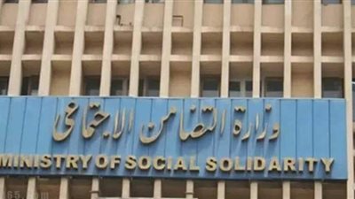 بعد حبس الوالد ووفاة الأم.. فريق التدخل السريع ينقذ طفلا بلا مأوى ببني سويف