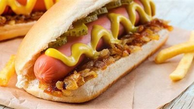 دراسة: الإنسان يستطيع التهام 84 شطيرة هوت دوج في 10 دقائق