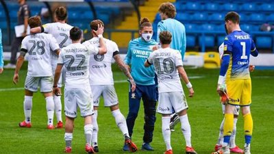 ليدز يونايتد بطلا لدوري الدرجة الأولى الإنجليزي بعد خسارة برينتفورد