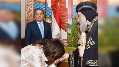 وزيرة الهجرة تعلق على صورتها أثناء تقبيل يد البابا تواضروس