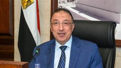 شلل مروري بسبب كسر ماسورة مياه بشارع المكس في الإسكندرية | صور