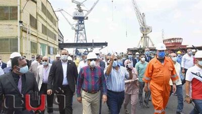 رئيس هيئة قناة السويس يشيد بالأداء في ترسانة بورسعيد البحرية | صور