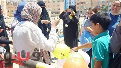 أسرة طالبة بمطروح تستقبلها ببالونات المواد الدراسية والورد عقب انتهاء الامتحان