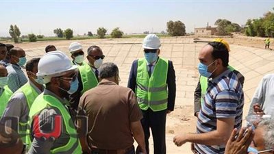 محافظ قنا يتفقد مشروعات مياه الشرب والصرف الصحى بالوقف | صور