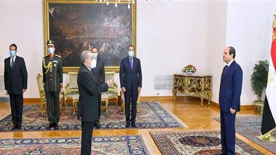لحظة أداء محمد مرسي اليمين الدستورية أمام السيسي وزيرا للإنتاج الحربي