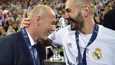 زيدان مشيداًً بكريم بنزيمة بعد التتويج بالليجا: يستحق الكرة الذهبية