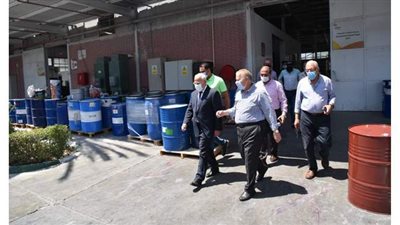 محافظ بورسعيد يتفقد العمل بمصنع كابسى للدهانات | صور