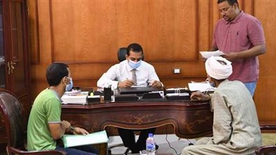 محافظ قنا يستقبل المواطنين للاستماع لشكواهم وحلها