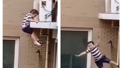 رجل يلتقط طفلا سقط من ارتفاع 5 طوابق | فيديو