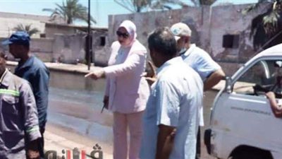 رئيس حي غرب الإسكندرية يتابع إصلاح كسر ماسورة مياه بالمكس
