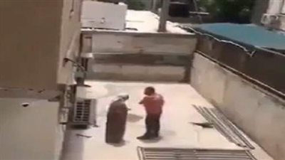 غضب نشطاء مواقع التواصل لطرد وضرب ابن لوالدته إرضاء لزوجته | فيديو