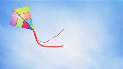 طبيب نفسي: الحجر المنزلي تسبب فى تعلق الأطفال بالطائرات الورقية والألعاب الإلكترونية