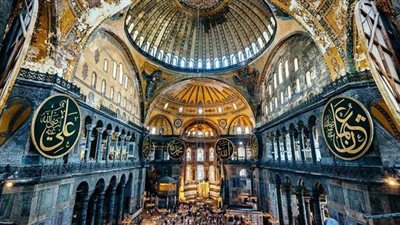 تركيا تقرر  تغطية  رسوم الفسيفساء المسيحية في آيا صوفيا بستائر خلال الصلاة