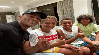 محمد رمضان يستقبل نجل اميرة كرارة واصدقائه بمنزله