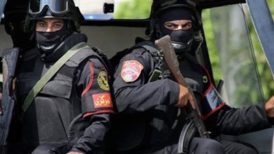 لحظة مداهمة بؤرة لتجارة المخدرات في سوهاج | فيديو