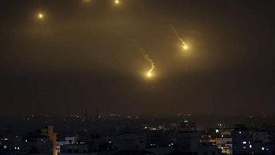 لحظة تصدي الدفاعات الجوية السورية لصواريخ إسرائيلية في سماء دمشق | فيديو