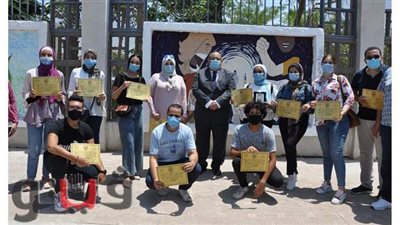 تجميل سور جامعة حلوان بلوحات إبداعية بأيدي طلاب كلية التربية الفنية