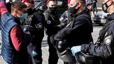 مسلح يحتجز نحو 20 راكبا كرهائن داخل حافلة في أوكرانيا