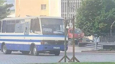 مسلح أوكرانيا ومختطف حافلة بركابها يهدد بتفجير قنبلة