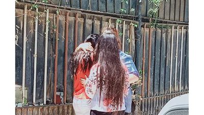 حزن وبكاء بين طالبات الثانوية العامة بسبب صعوبة امتحان الجبر