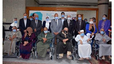محافظ القليوبية يسلم  17 كرسيا متحركا لذوي الهمم