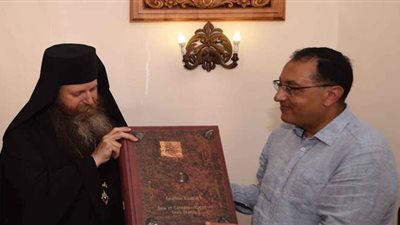 رئيس الوزراء يتسلم من الأب ميخائيل وسام الدير من الطبقة الأولى للشهيدة سانت كاترين | صور