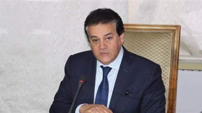 وزير التعليم العالي: لقاح أكسفورد الأكثر فاعلية والأقرب لمواجهة كورونا | فيديو