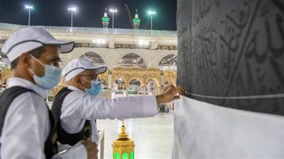 رفع الجزء السفلي من كسوة الكعبة استعدادا لموسم الحج | صور