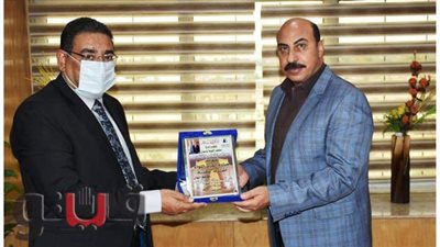 إهداء درع متحف النوبة لمحافظ أسوان تقديرا لجهوده