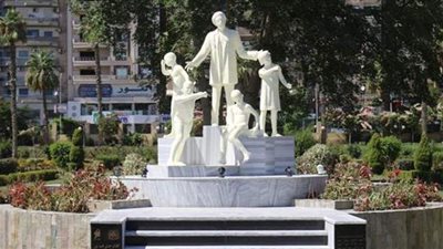 جامعة المنصورة تهدي الأطباء عملا فنيا يجسد التقدير والعرفان | صور