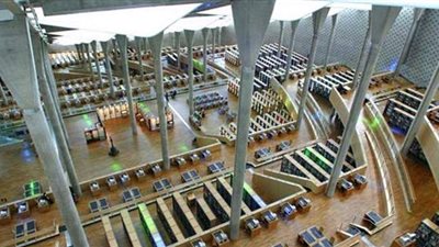 مناقشة فوائد التعليم الإلكتروني خلال محاضرة في مكتبة الإسكندرية