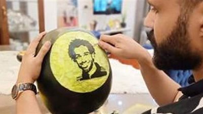 فنان دمياطي  يجسد عشقه لمحمد صلاح بنحت صورة الفرعون المصري على البطيخ