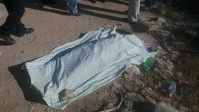 العثور علي جثة شاب بها طعنات على طريق 