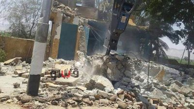 إزالة نقطة كمين شرطة نقادة على طريق قنا الأقصر في قنا/صور