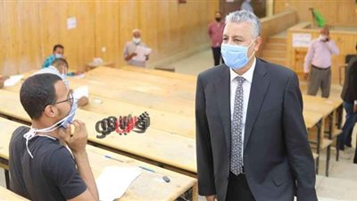 رئيس جامعة جنوب الوادي يتفقد امتحانات الفرق النهائية بكلية الحقوق | صور