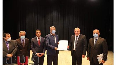 محافظ قنا يكرم مديري مستشفى قنا العام والوقف المركزي