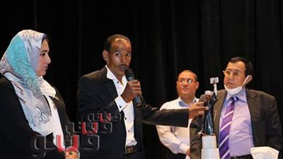 محافظ قنا يستقبل الفنان التشكيلي ابن قرية الجبلاو