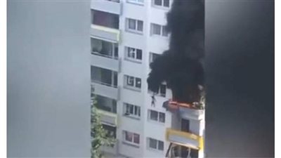 بارتفاع 10 أمتار.. لحظة قفز طفلين من النافذة بعد اشتعال النيران بشقتهما | فيديو
