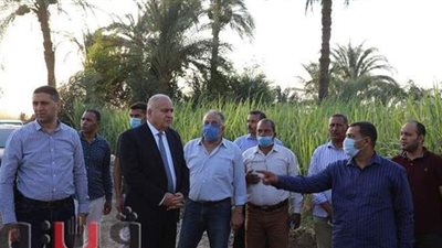 بدء تنفيذ شبكات الصرف الصحي بشارع الخلفاء الراشدين  في قنا | صور