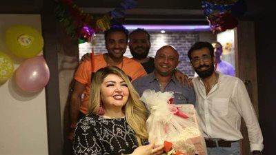 مها أحمد تحتفل بعيد ميلادها برفقة نجلها وتتعاقد على عمل فني جديد(صور)