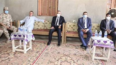 محافظ سوهاج يقدم  العزاء لأسر الشهيدين 