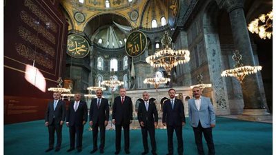 أردوغان يزيح الستار عن آيا صوفيا استعدادا لصلاة الجمعة