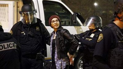 محاصرة رئيس بلدية بورتلاند الأمريكية بالغاز المسيل للدموع