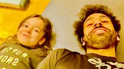 بعد التتويج بالبريميرليج.. محمد صلاح يخوض تدريبات في المنزل رفقة ابنته مكة | فيديو