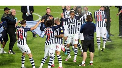 احتفال هيستيري للاعبي وست بروميتش وجماهيره بالصعود للدوري الإنجليزي الممتاز | فيديو