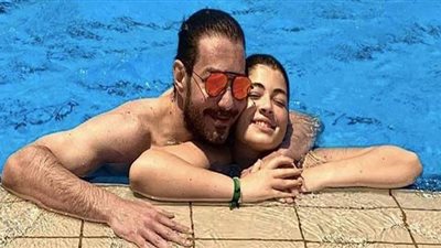 أحمد زاهر يرد على منتقدي صورته مع ابنته في حمام السباحة: 